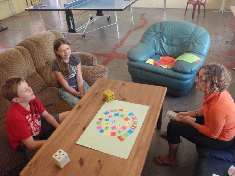 Village Camps International Summer Camp Ard&egrave;che, France 2019-07-26 https://www.villagecamps.com/journals_admin/images/77-28-Answering in French.jpg